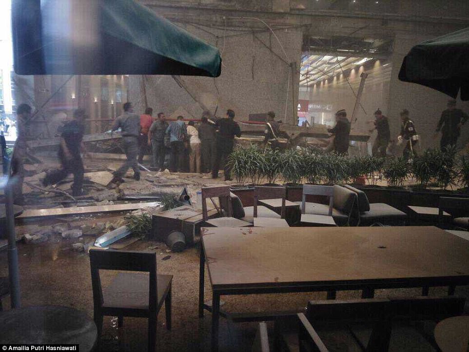 На фондовой бирже в Джакарте рухнул балкон в здании – пострадало 80 человек 11