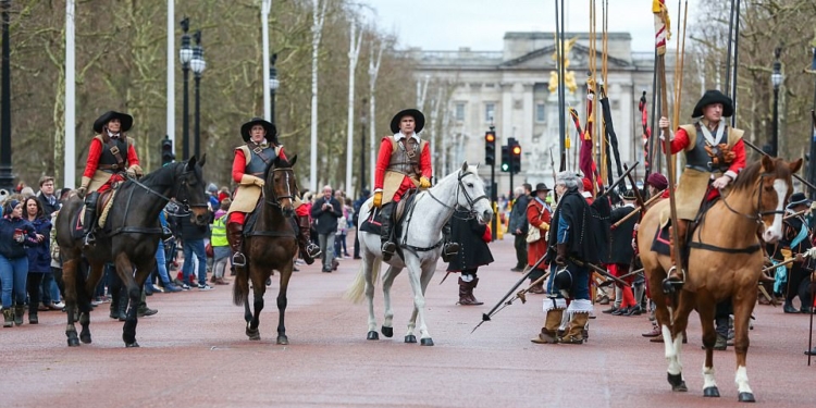 Времен мушкетеров и Бекингема: в Великобритании прошел парад в честь казненного короля Карла I