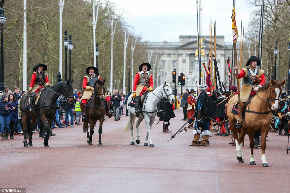 Времен мушкетеров и Бекингема: в Великобритании прошел парад в честь казненного короля Карла I 13