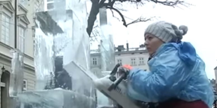 На радость туристам. Во Львове проходит конкурс ледяных скульптур