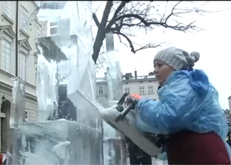 На радость туристам. Во Львове проходит конкурс ледяных скульптур 1