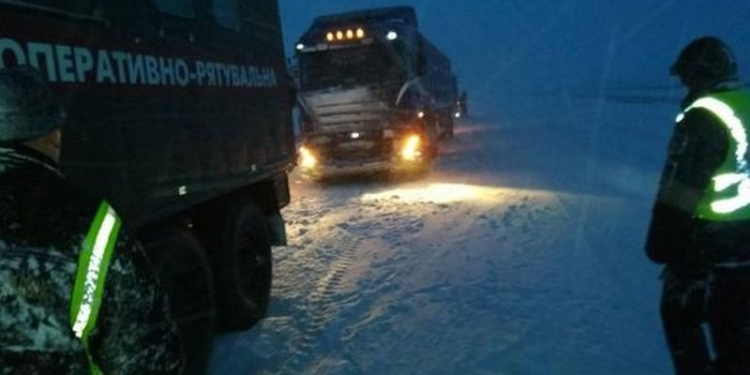 Из-за снегопадов в Украине без света остались почти 763 населенных пункта