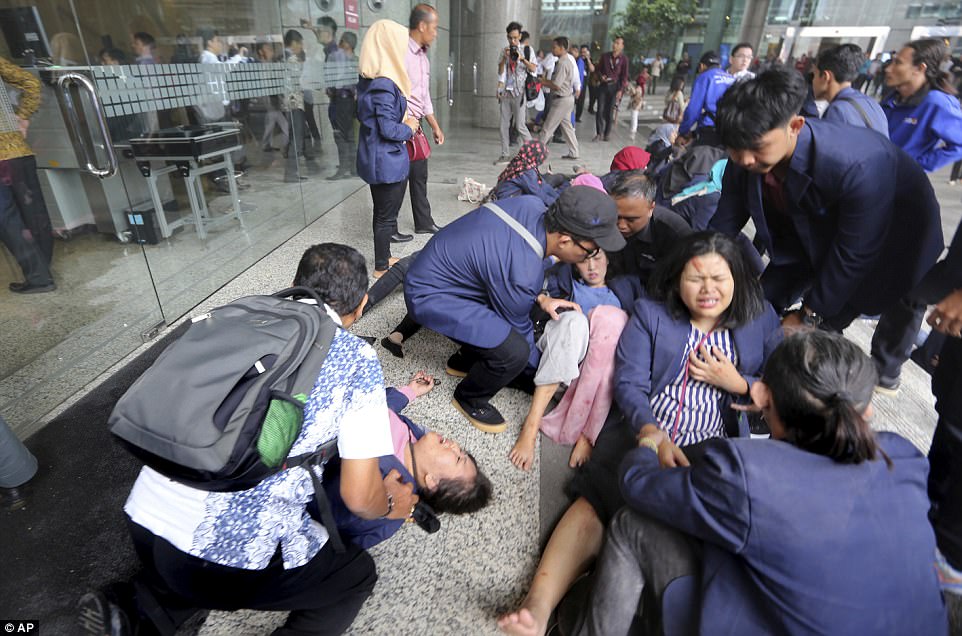 На фондовой бирже в Джакарте рухнул балкон в здании – пострадало 80 человек 13