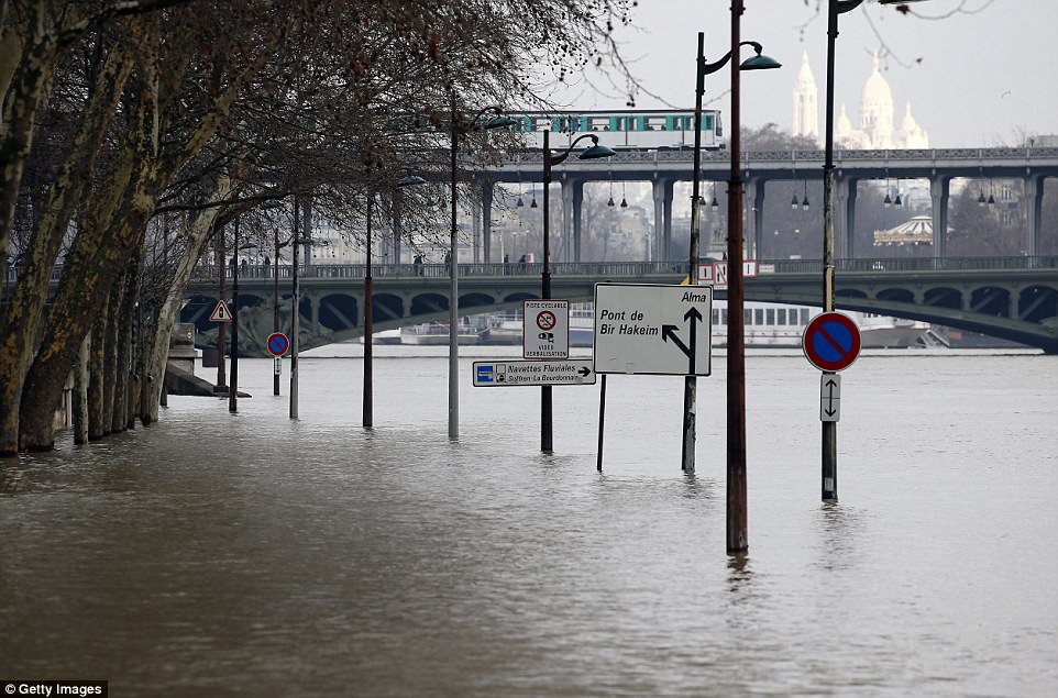 После сильных дождей во Франции разлилась Сена: пострадали уже 240 городов, а в Париже эвакуировали 1,5 тыс.человек и закрыли один этаж Лувра 15
