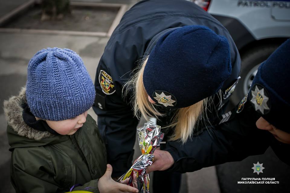 Шлемы, оружие и покатушки на машине с мигалками: в Николаеве патрульные устроили для детей «Рождество с копами» 16