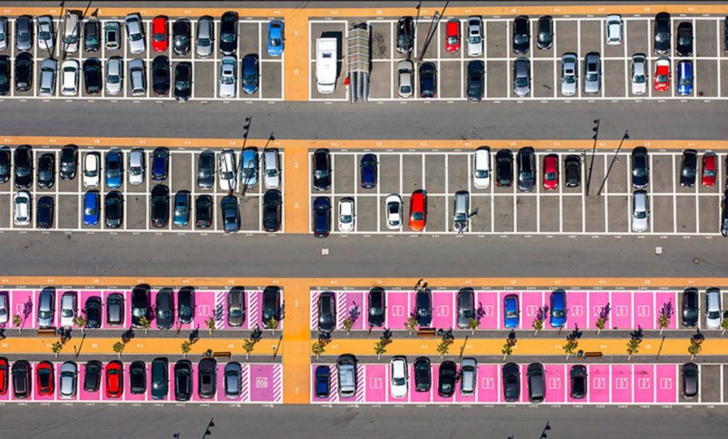 Розовые и с туфелькой. В Китае набирают популярность парковочные места только для женщин 3