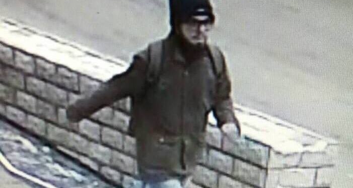 В Николаеве ищут упрямого преступника: его спугнули в ювелирном – он ограбил финучреждение по соседству. Фото