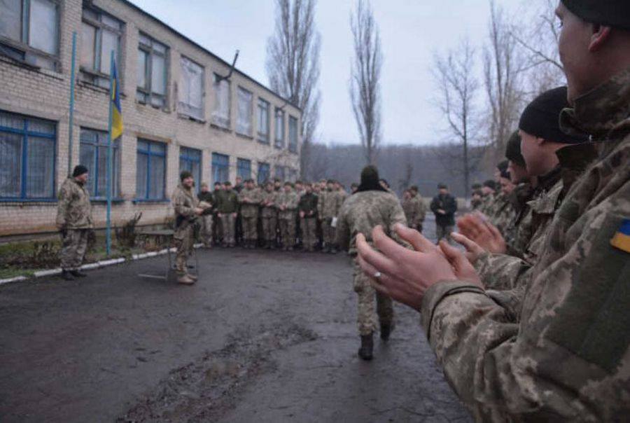 «За участие в АТО»: николаевские десантники получили знаки отличия Президента 16