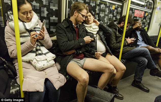И не важно, что холодно: по миру идет «День без штанов в метро» 17