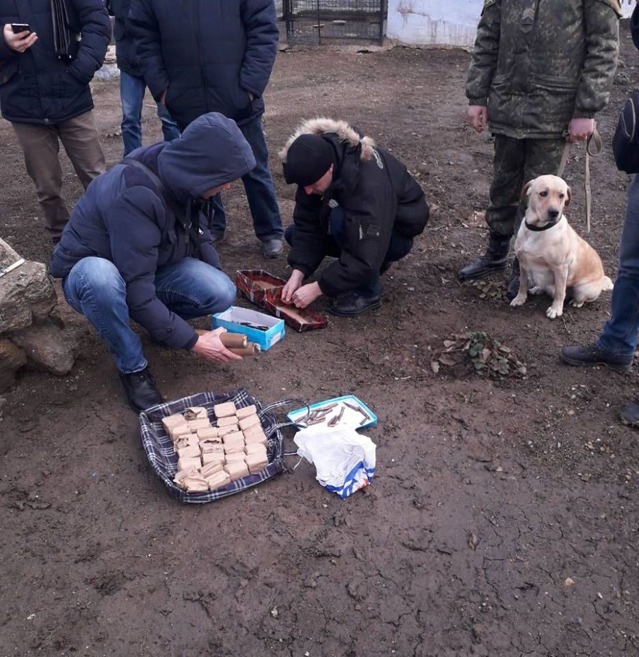 Житель Баштанки привез из зоны АТО боеприпасы и спрятал. Но полицейская собака нашла 15