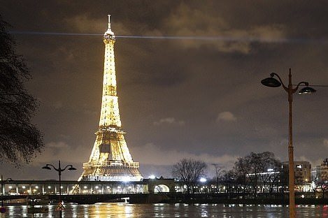 После сильных дождей во Франции разлилась Сена: пострадали уже 240 городов, а в Париже эвакуировали 1,5 тыс.человек и закрыли один этаж Лувра