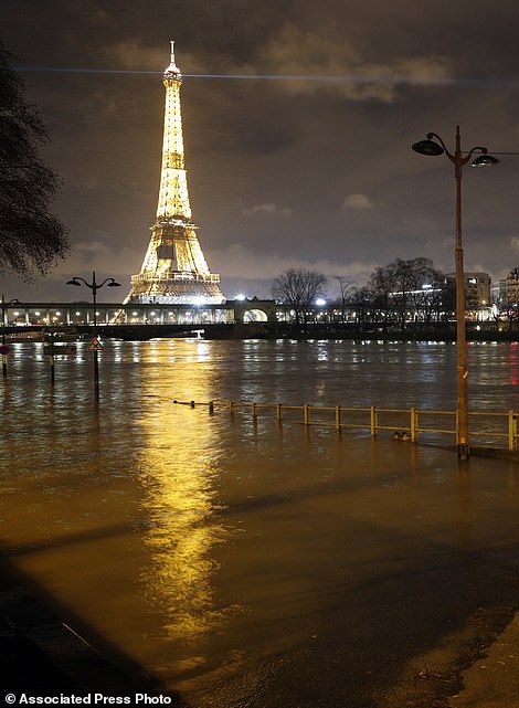 После сильных дождей во Франции разлилась Сена: пострадали уже 240 городов, а в Париже эвакуировали 1,5 тыс.человек и закрыли один этаж Лувра 17