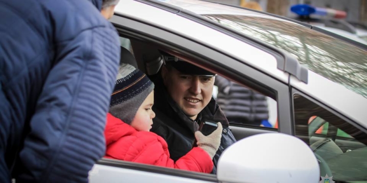 Шлемы, оружие и покатушки на машине с мигалками: в Николаеве патрульные устроили для детей «Рождество с копами»