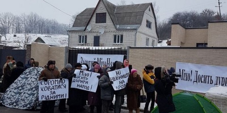 Киевские активисты потребовали от Саакашвили убрать палаточный городок