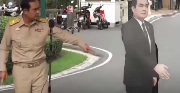 Хамство политиков интернационально. В Таиланде премьер предложил журналистам поговорить с его изображением