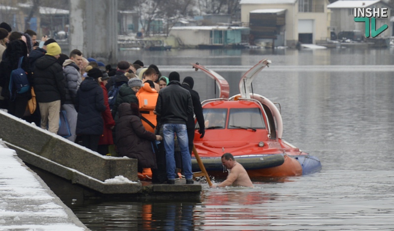 Крещенские купания в Николаеве: сотни горожан пришли на Нижнюю Набережную 1