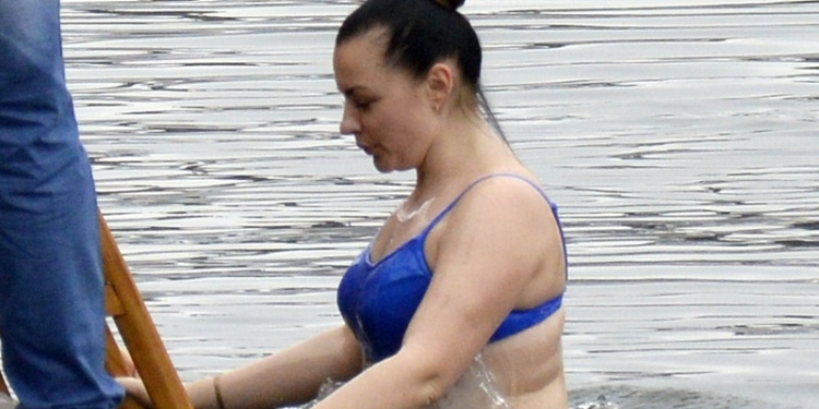 Крещенские купания в Николаеве: сотни горожан пришли на Нижнюю Набережную