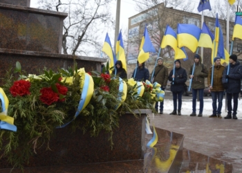 «Это наши украинские спартанцы»: в Николаеве почтили память погибших в бою под Крутами