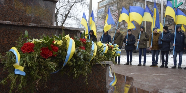 «Это наши украинские спартанцы»: в Николаеве почтили память погибших в бою под Крутами