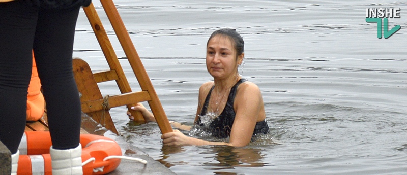 Крещенские купания в Николаеве: сотни горожан пришли на Нижнюю Набережную 17