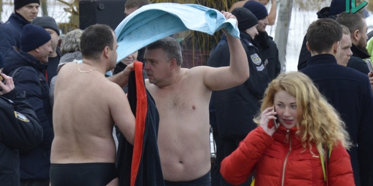 Крещенские купания в Николаеве: сотни горожан пришли на Нижнюю Набережную