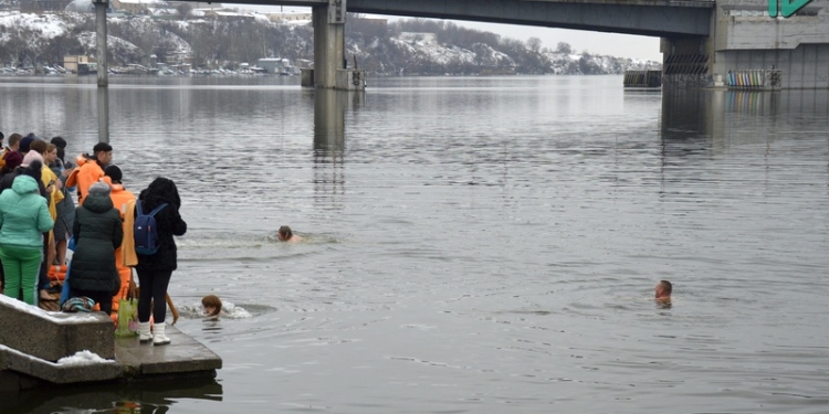 Крещенские купания в Николаеве: сотни горожан пришли на Нижнюю Набережную