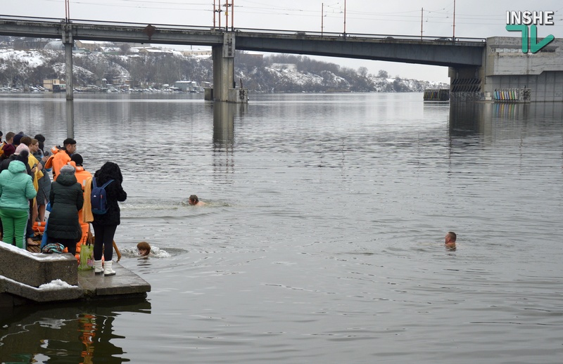 Крещенские купания в Николаеве: сотни горожан пришли на Нижнюю Набережную 23