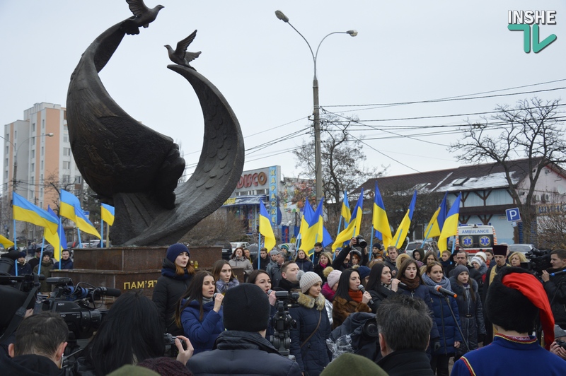 «Это наши украинские спартанцы»: в Николаеве почтили память погибших в бою под Крутами 17