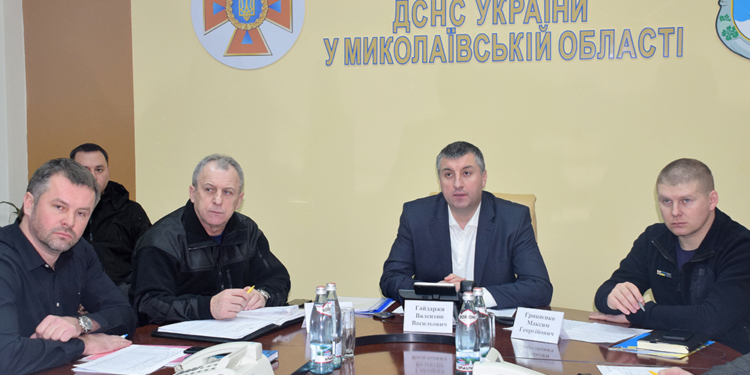 Первым делом – срочно убрать мокрый снег с обочин и в опасных местах, – Гайдаржи