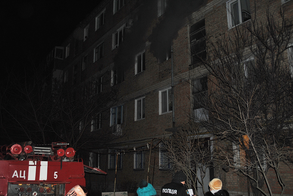 В Николаеве горел многоквартирный жилой дом, эвакуировали 47 человек. Первыми на пожар прибыли патрульные, двое пострадали 16