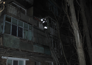 В Николаеве горел многоквартирный жилой дом, эвакуировали 47 человек. Первыми на пожар прибыли патрульные, двое пострадали