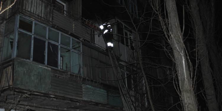 В Николаеве горел многоквартирный жилой дом, эвакуировали 47 человек. Первыми на пожар прибыли патрульные, двое пострадали