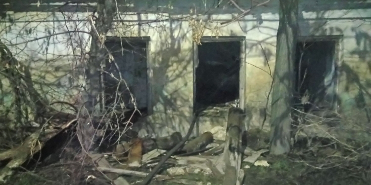 Почему горят заброшенные дома? Очередное сгорело в Березнеговатом