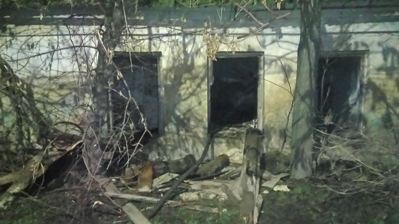 Почему горят заброшенные дома? Очередное сгорело в Березнеговатом