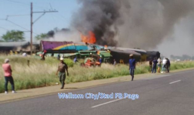 В ЮАР грузовик протаранил поезд, вагоны сошли с рельсов и загорелись