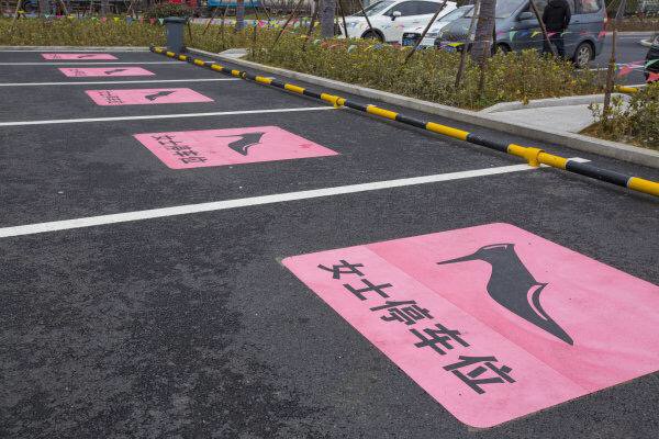 Розовые и с туфелькой. В Китае набирают популярность парковочные места только для женщин 1