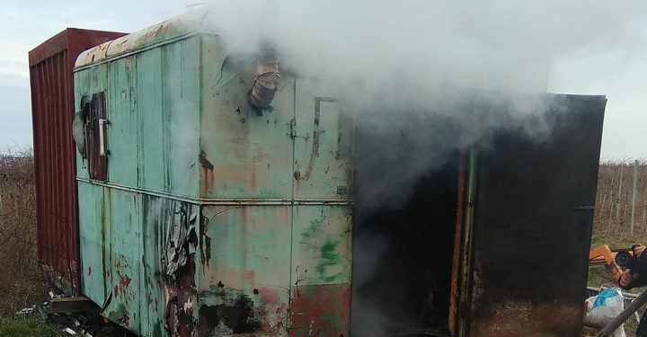 На Николаевщине спасатели ликвидировали пожар металлического вагончика