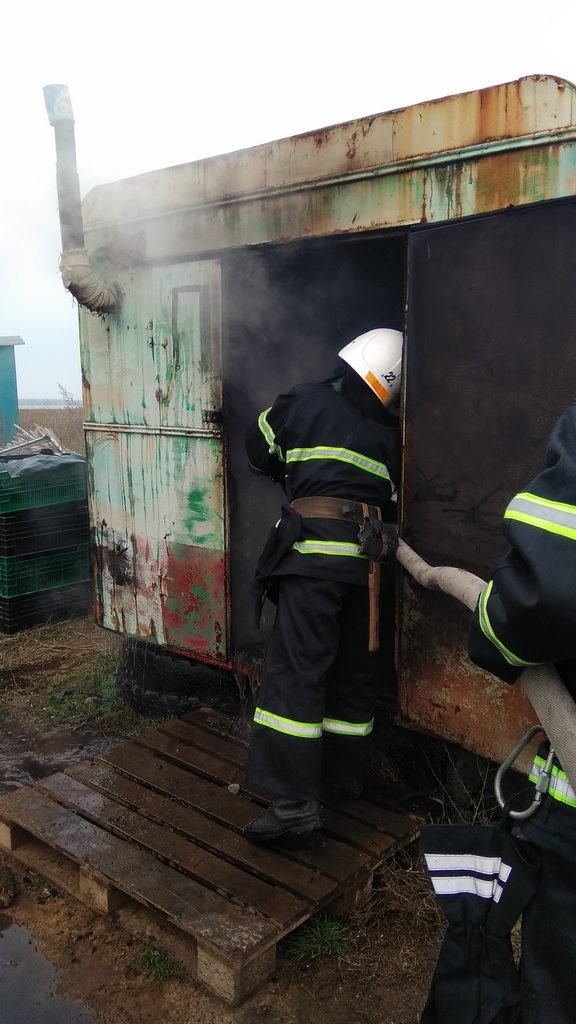На Николаевщине спасатели ликвидировали пожар металлического вагончика 3