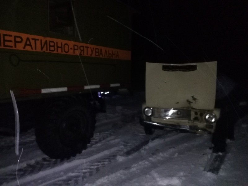 На Николаевщине спасатели патрулируют дороги: 5 автомобилей освобождены из снежного плена 3