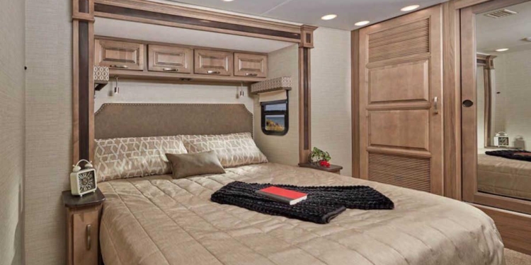 И зачем? Это не автобус, это особняк на колесах