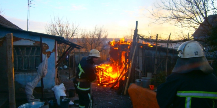 И сгорели бы, если бы не спасатели. В Николаевской области пожарные спасли от огня жилой дом