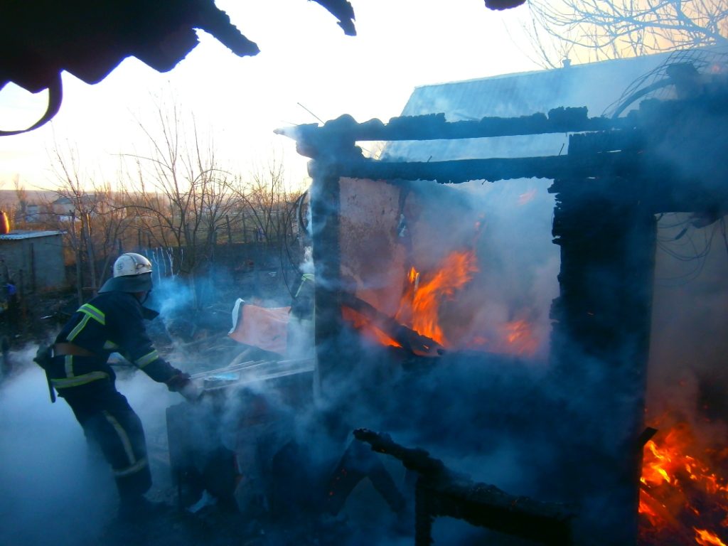 И сгорели бы, если бы не спасатели. В Николаевской области пожарные спасли от огня жилой дом 5
