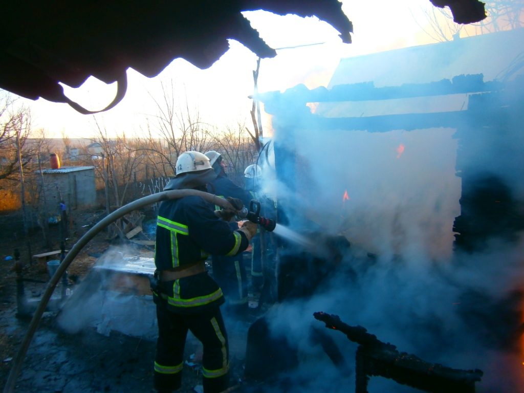 И сгорели бы, если бы не спасатели. В Николаевской области пожарные спасли от огня жилой дом 7