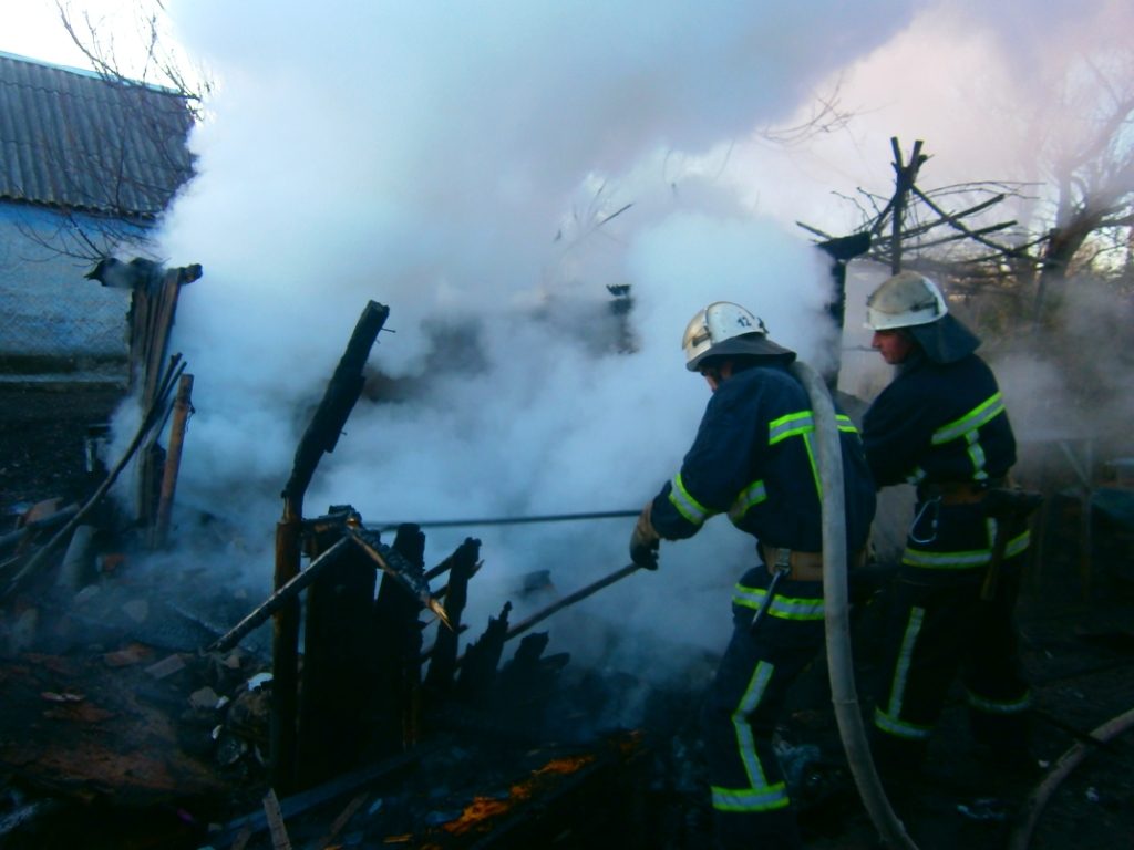И сгорели бы, если бы не спасатели. В Николаевской области пожарные спасли от огня жилой дом 1