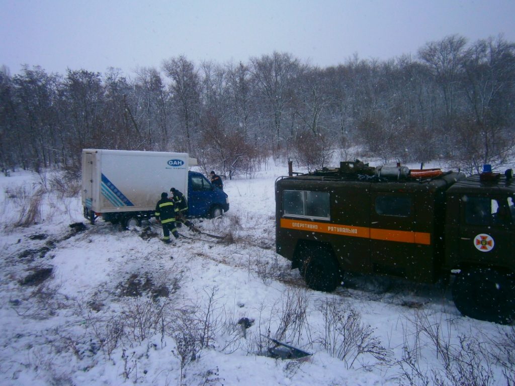 На Николаевщине спасатели патрулируют дороги: 5 автомобилей освобождены из снежного плена 7