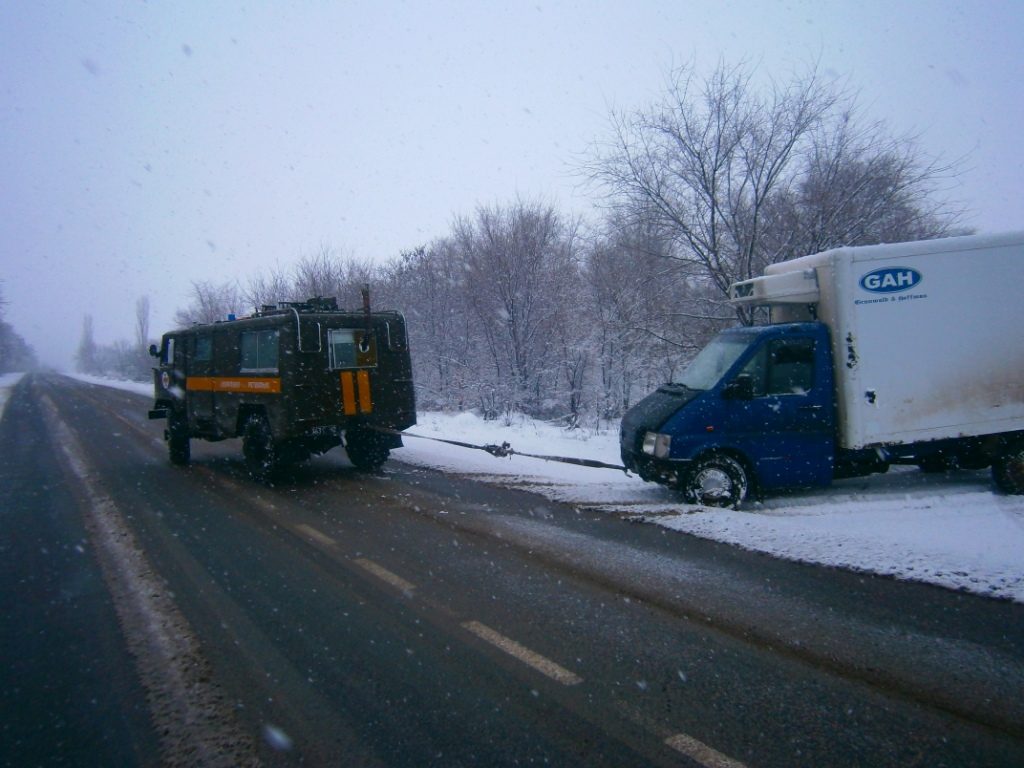 На Николаевщине спасатели патрулируют дороги: 5 автомобилей освобождены из снежного плена 9