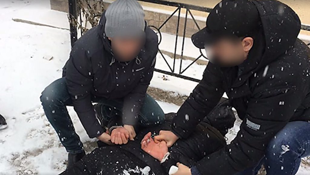 На Николаевщине участковый полицейский подхалтуривал торговлей марихуаной 1