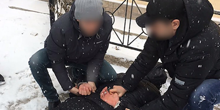 На Николаевщине участковый полицейский подхалтуривал торговлей марихуаной