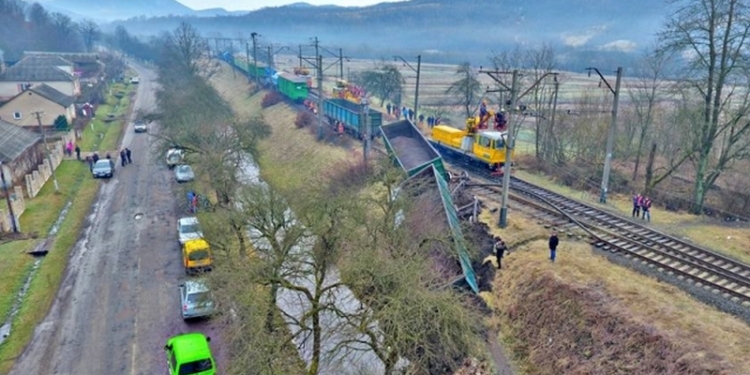 На Закарпатье поезд сошел с рельсов