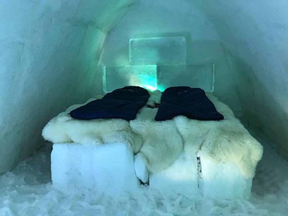 Снежная королева зимует в Карпатах - в Буковеле открыли ледяной отель 5